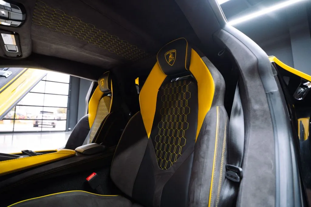 Lamborghini Revuelto photo 34