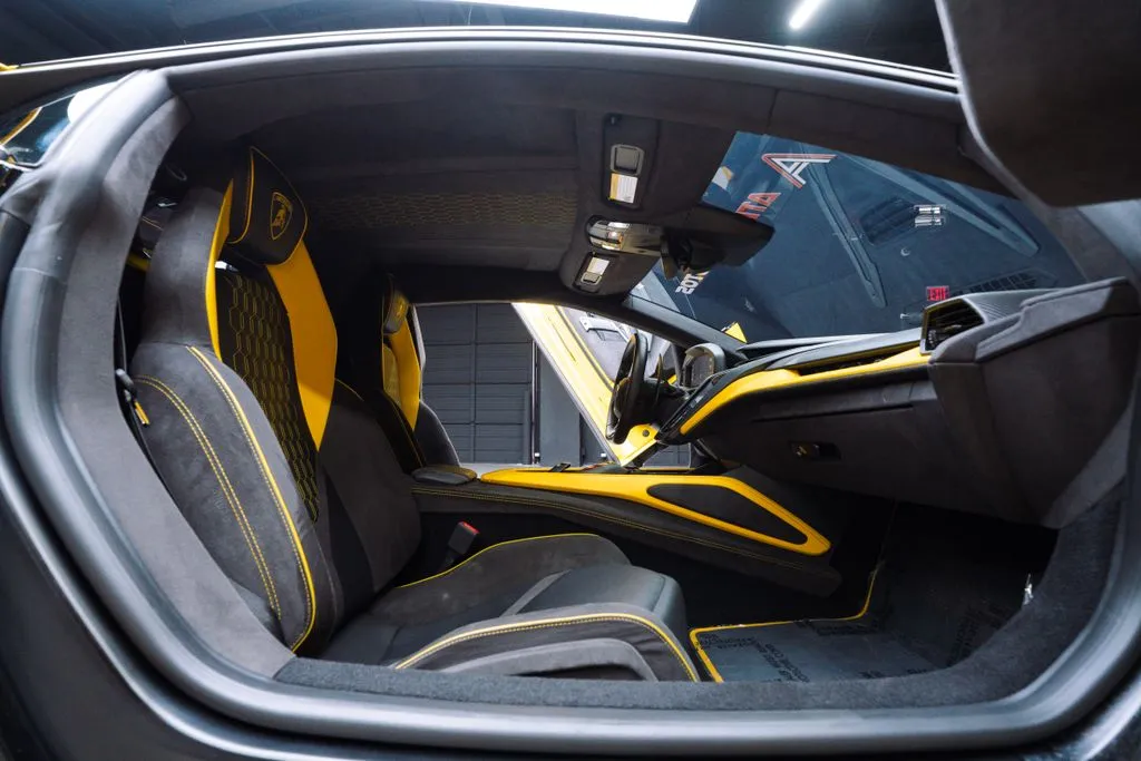 Lamborghini Revuelto photo 49