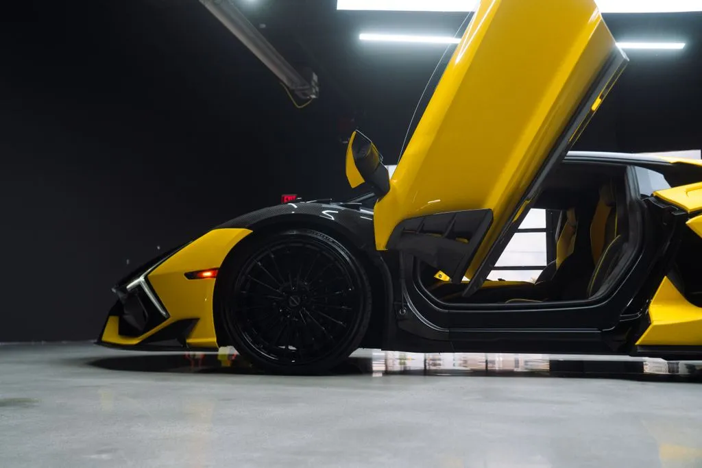Lamborghini Revuelto photo 28