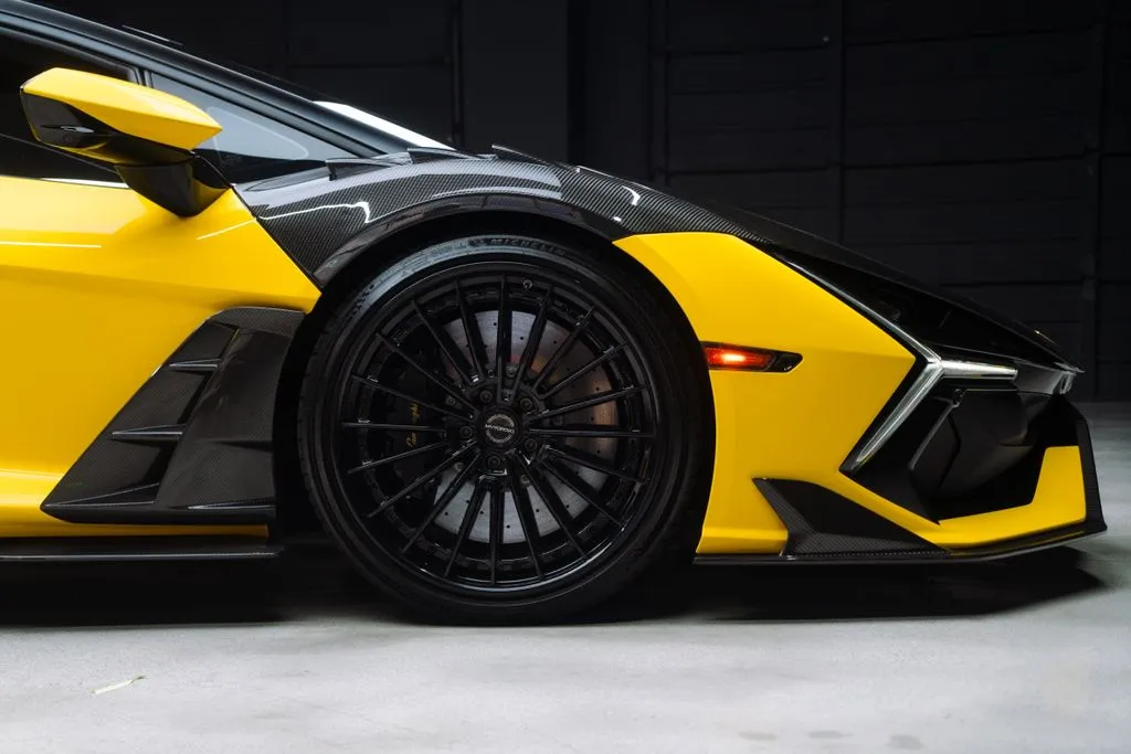 Lamborghini Revuelto photo 13