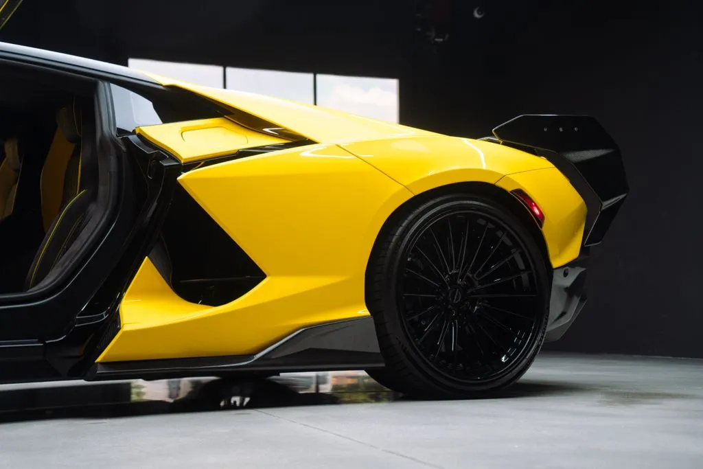 Lamborghini Revuelto photo 29