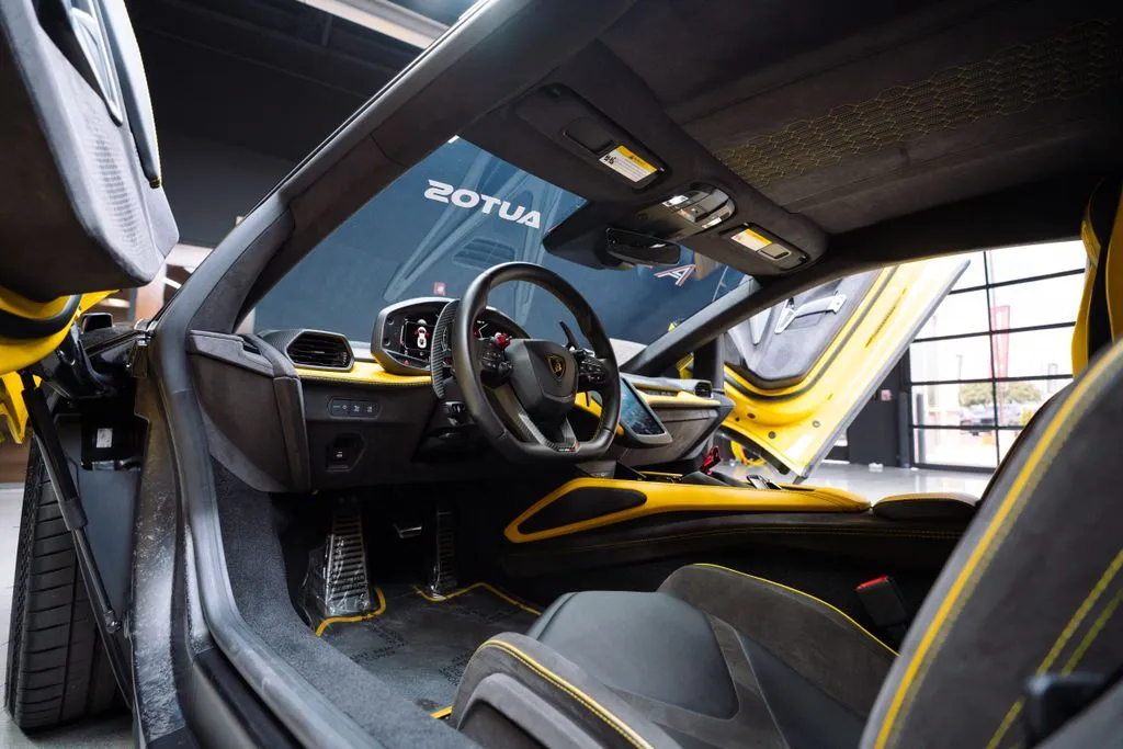 Lamborghini Revuelto photo 36