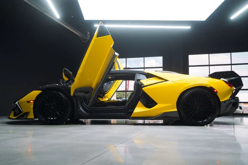 Lamborghini Revuelto photo 27