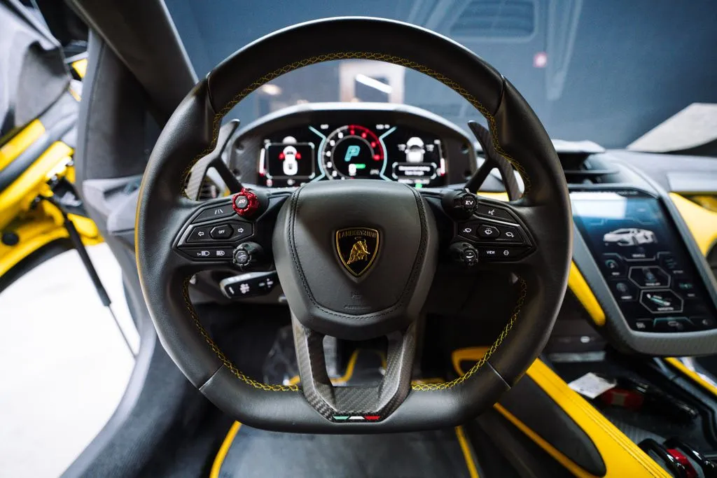 Lamborghini Revuelto photo 37