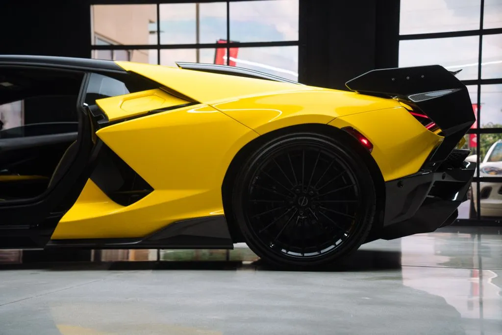 Lamborghini Revuelto photo 56