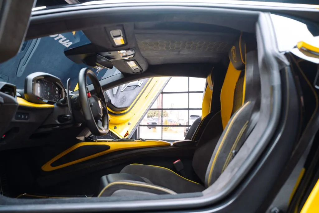 Lamborghini Revuelto photo 33