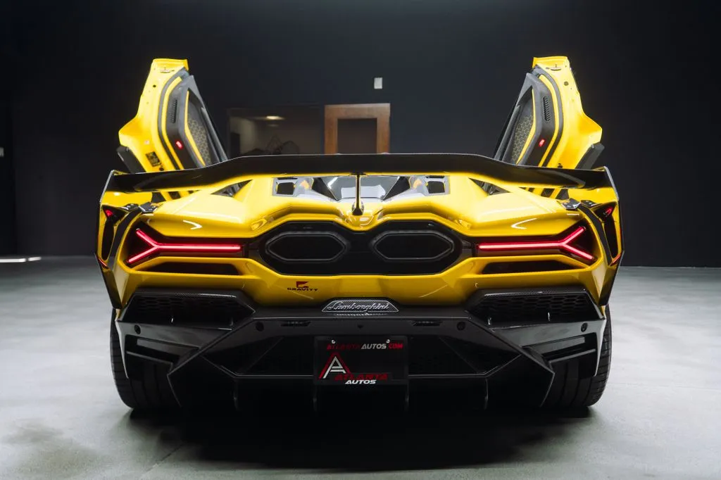 Lamborghini Revuelto photo 24
