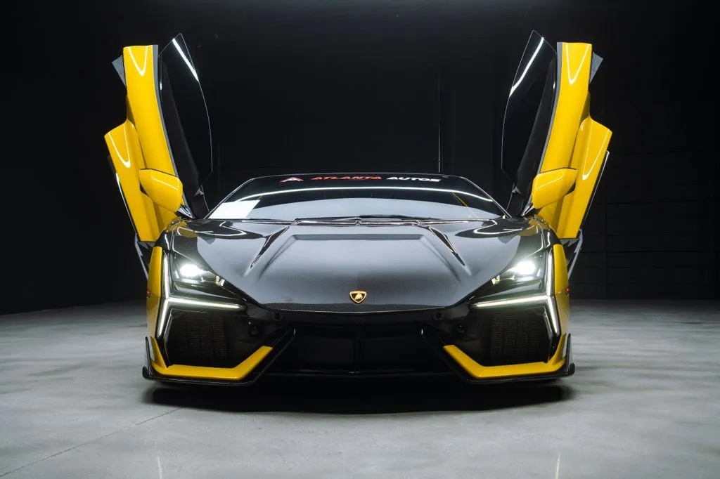 Lamborghini Revuelto photo 5