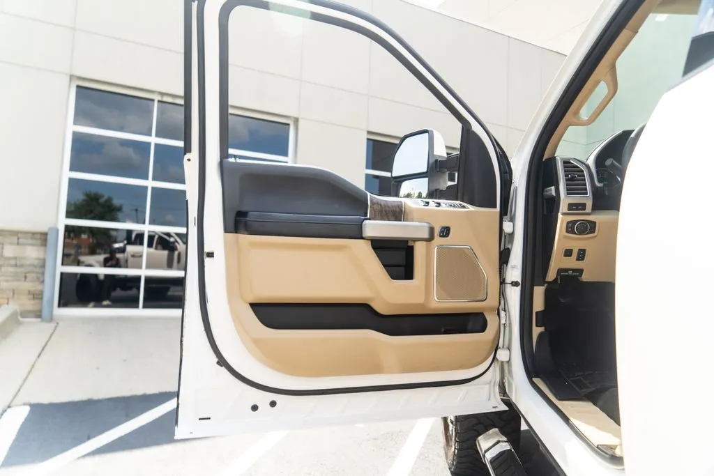 Ford F-350SD photo 24