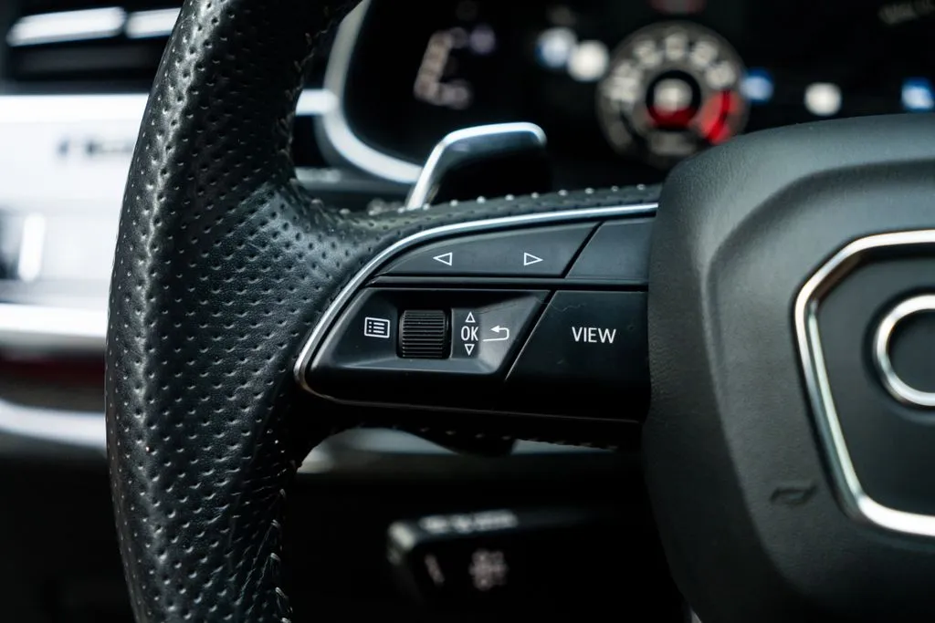 Audi RS Q8 photo 26