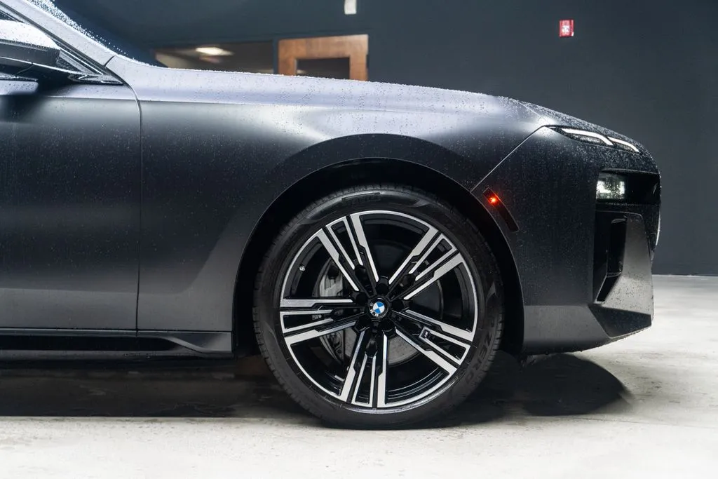 BMW i7 photo 9