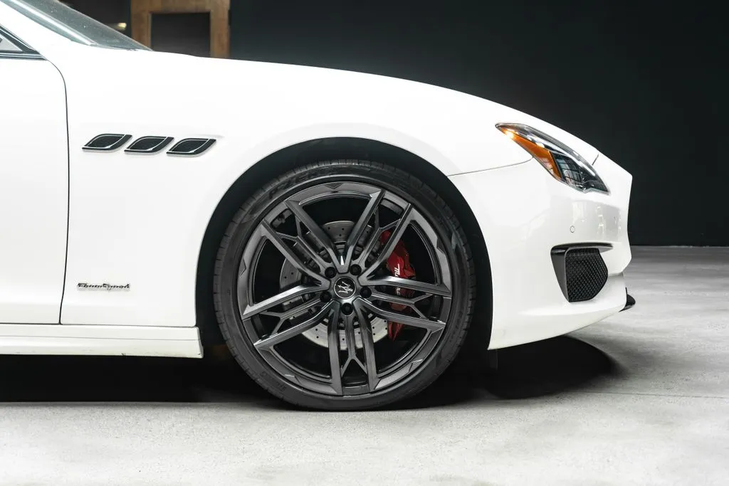 Maserati Quattroporte photo 16