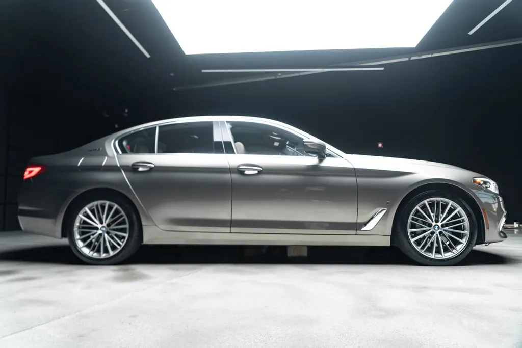 BMW 5 Series photo 8