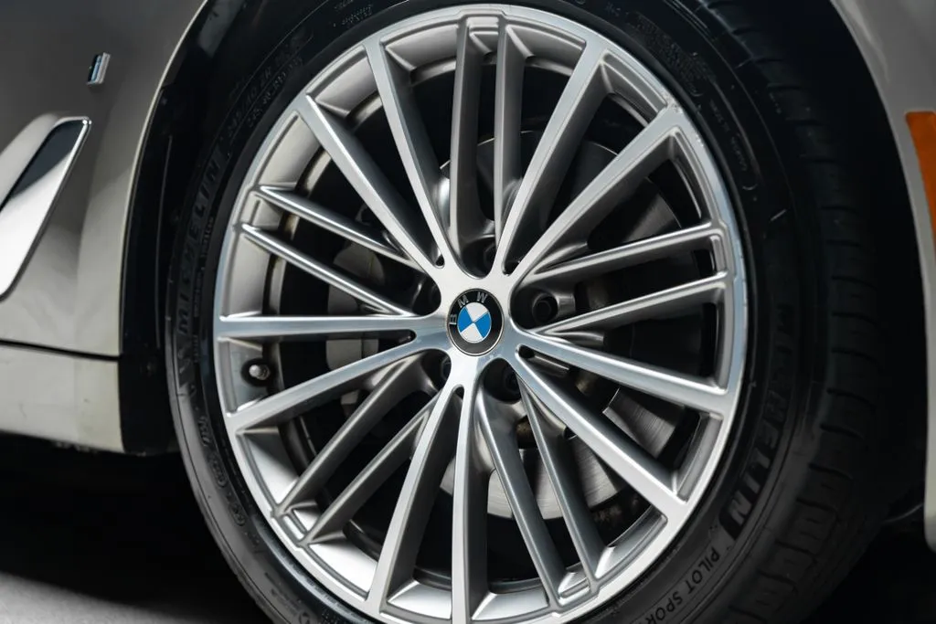 BMW 5 Series photo 10