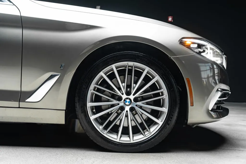 BMW 5 Series photo 9