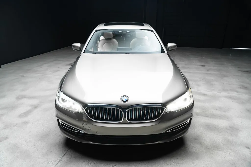 BMW 5 Series photo 3