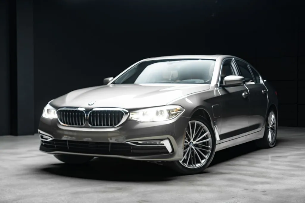 BMW 5 Series photo 2