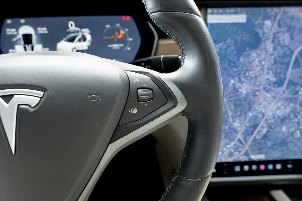 Tesla Model X photo 25