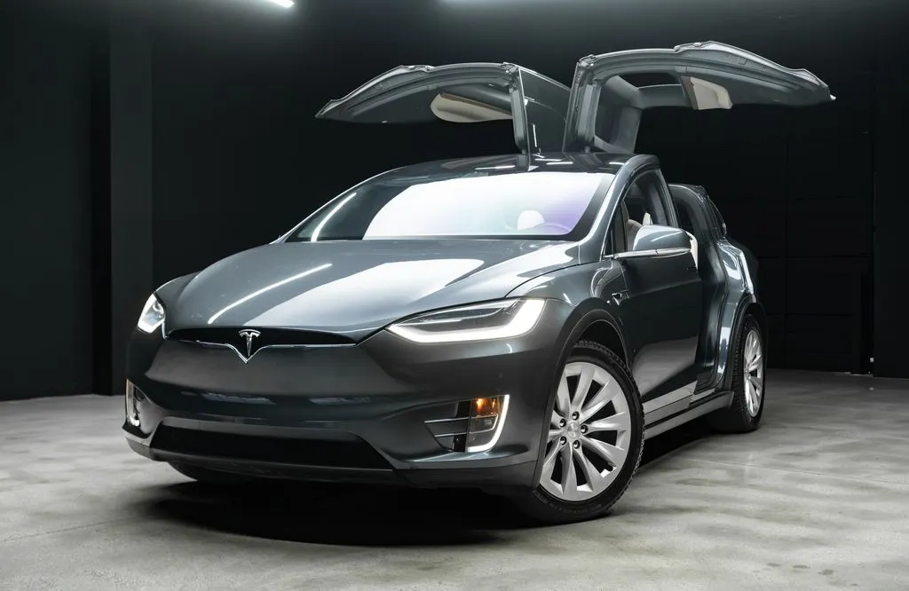 Tesla Model X photo 2