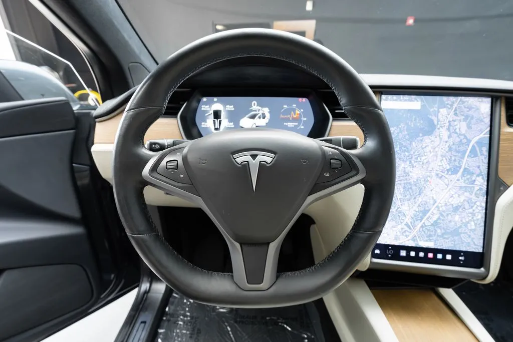 Tesla Model X photo 24