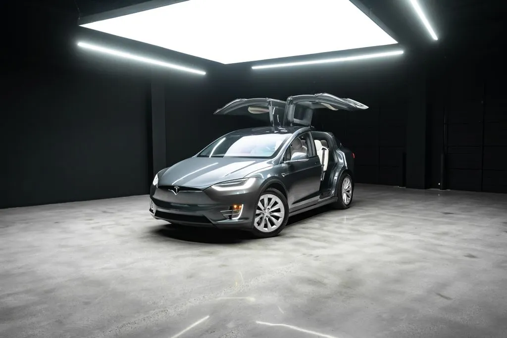 Tesla Model X photo 47