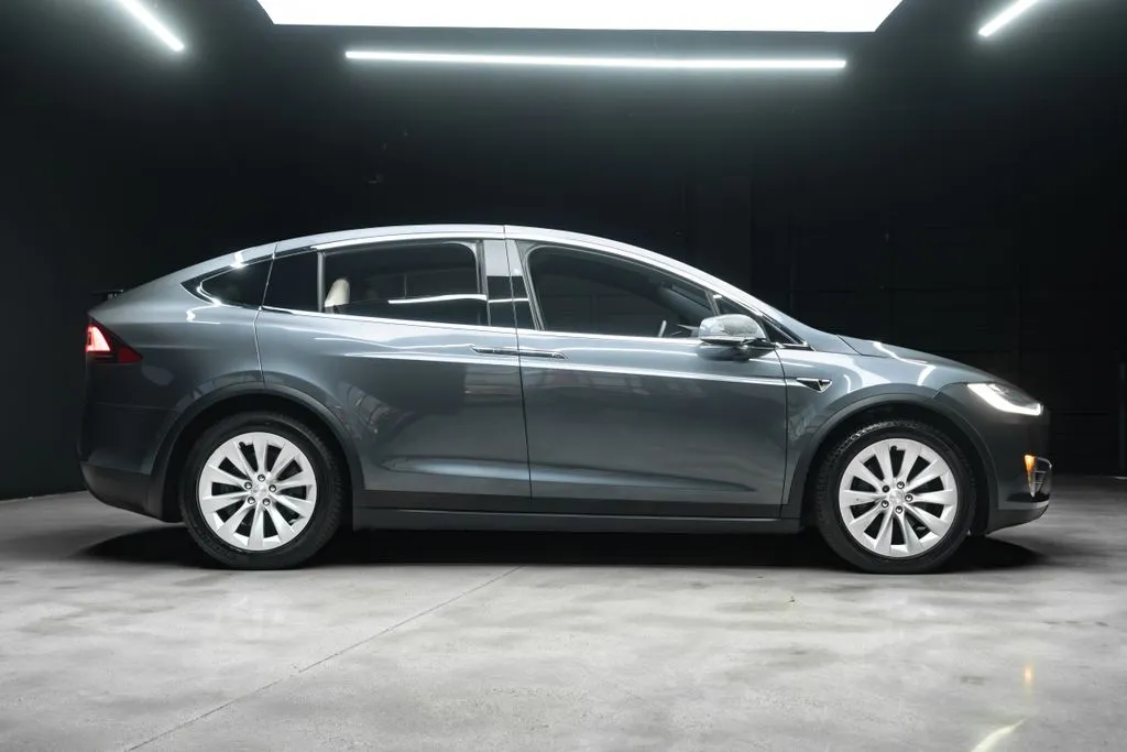 Tesla Model X photo 9