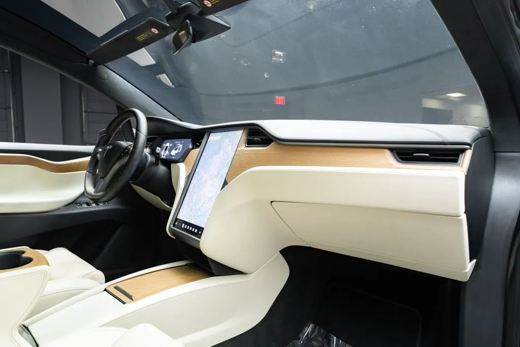 Tesla Model X photo 30