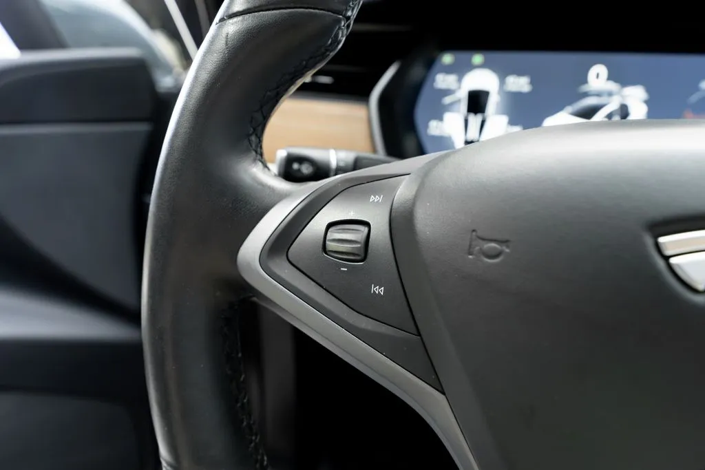 Tesla Model X photo 26