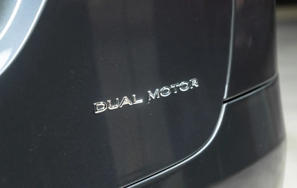 Tesla Model X photo 13