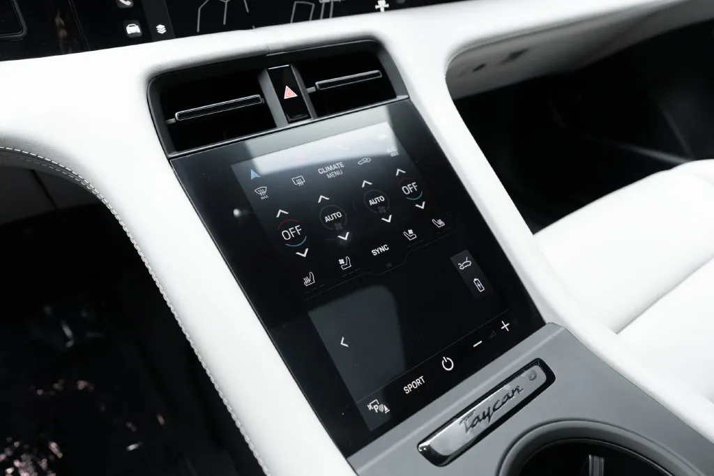 Porsche Taycan photo 31