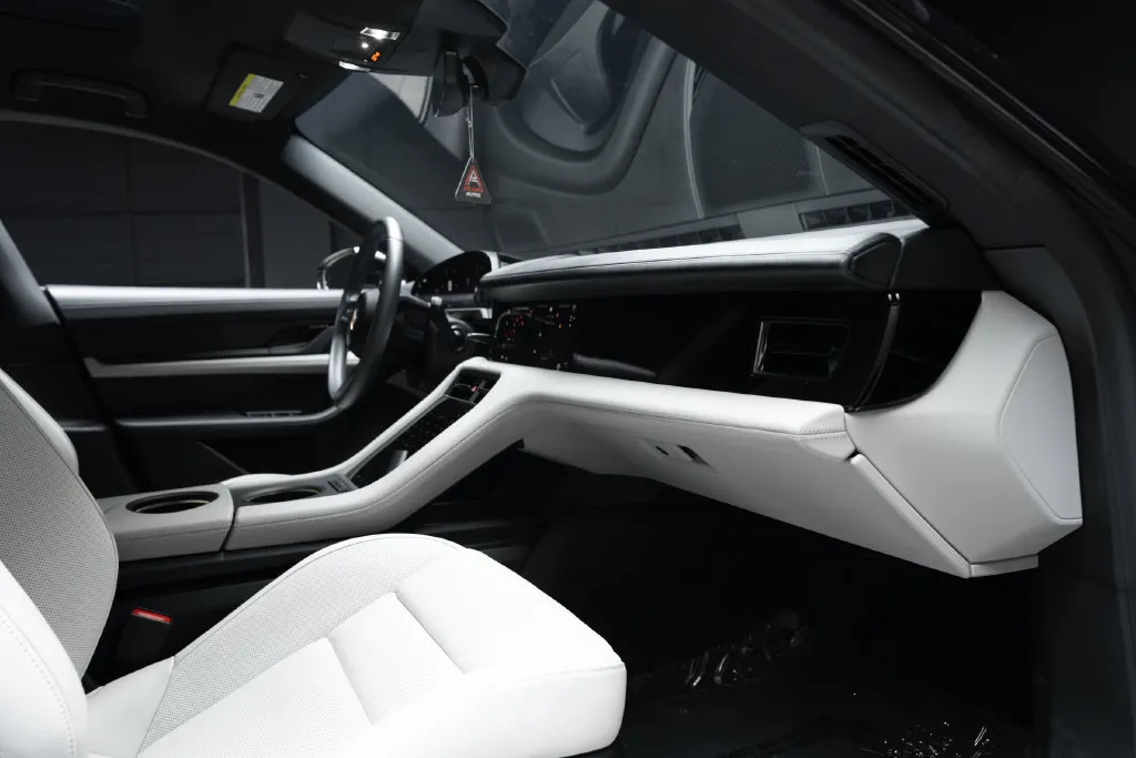 Porsche Taycan photo 34