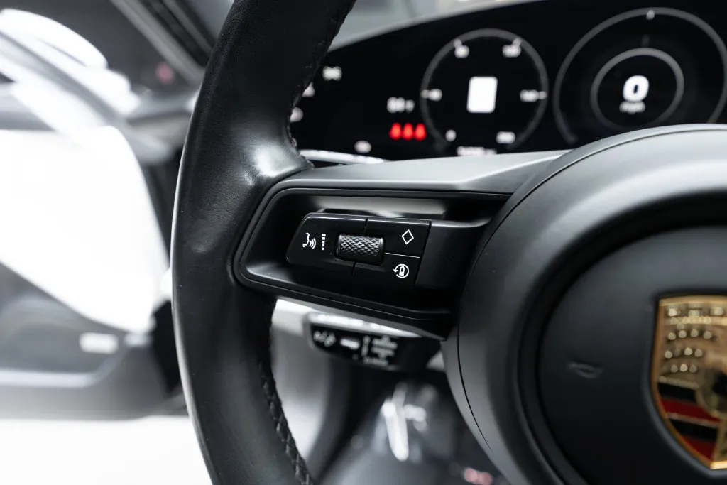 Porsche Taycan photo 25