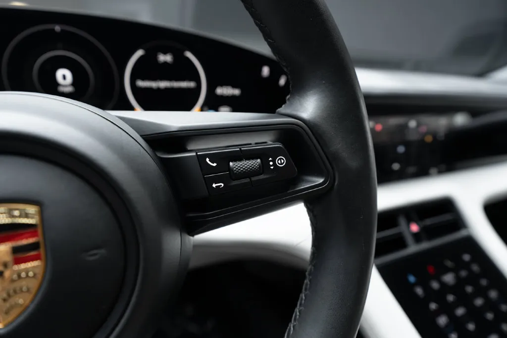 Porsche Taycan photo 24
