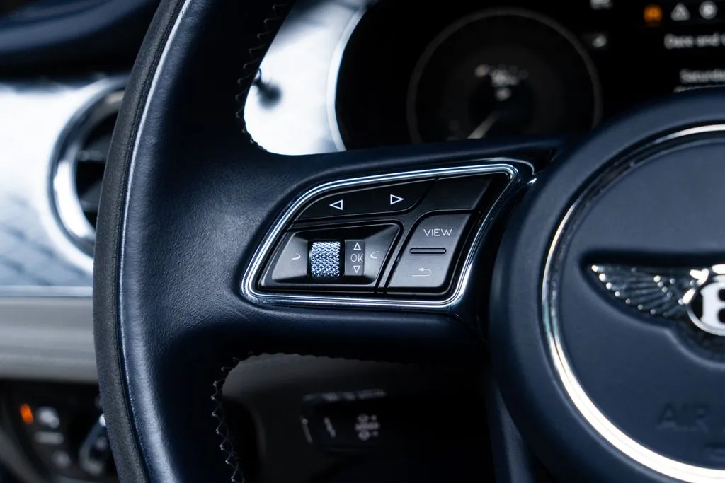 Bentley Bentayga photo 30