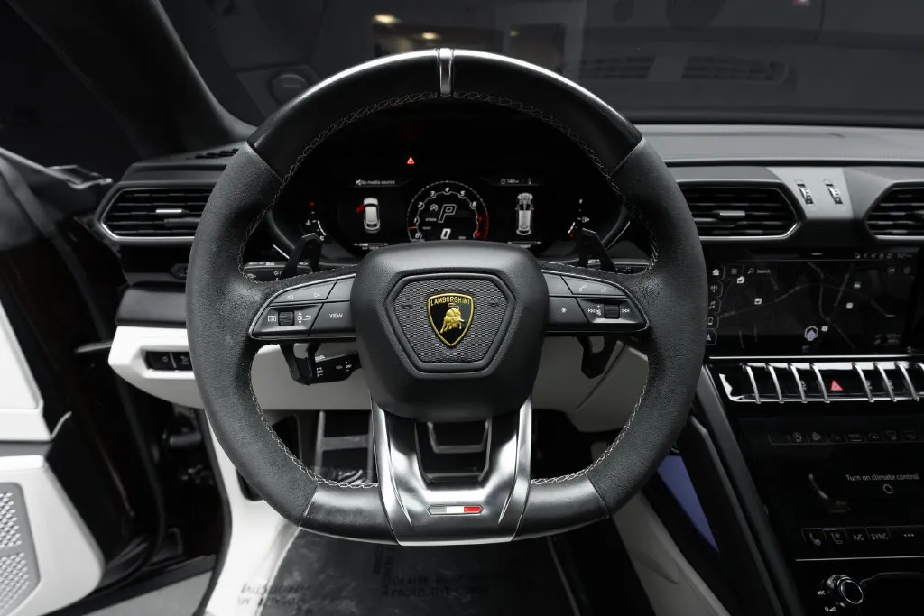 Lamborghini URUS photo 25
