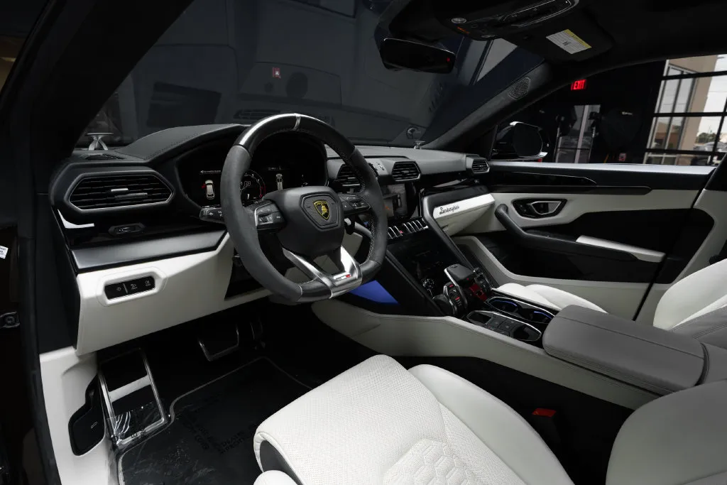 Lamborghini URUS photo 24