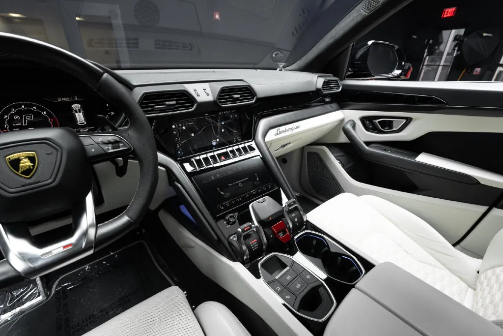 Lamborghini URUS photo 29