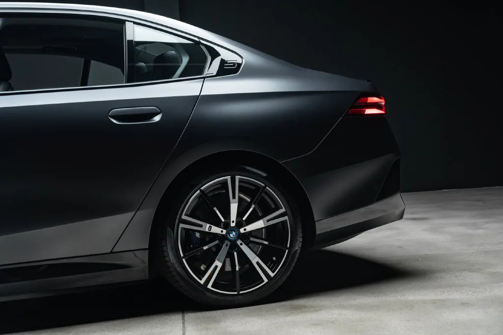 BMW i5 photo 23