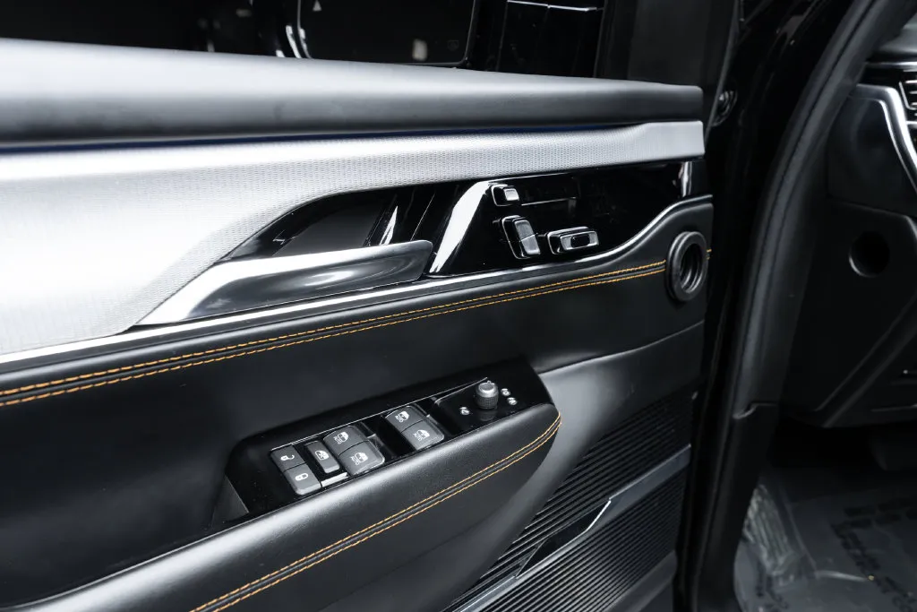 Jeep Grand Wagoneer photo 19