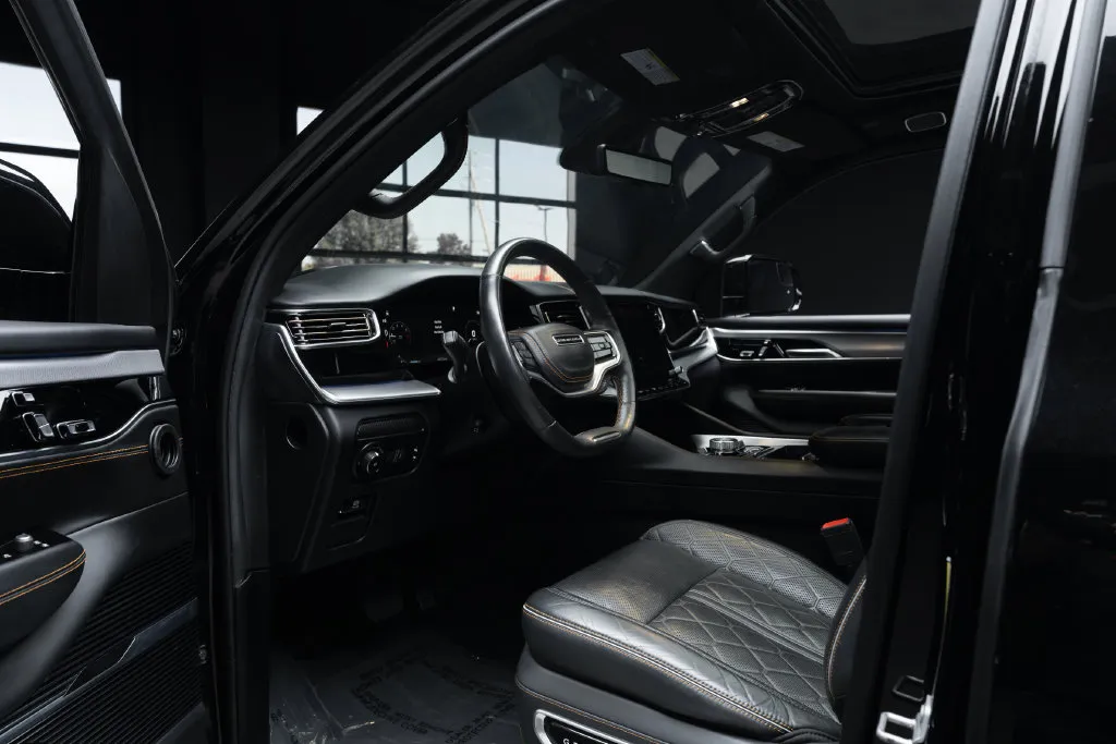 Jeep Grand Wagoneer photo 17