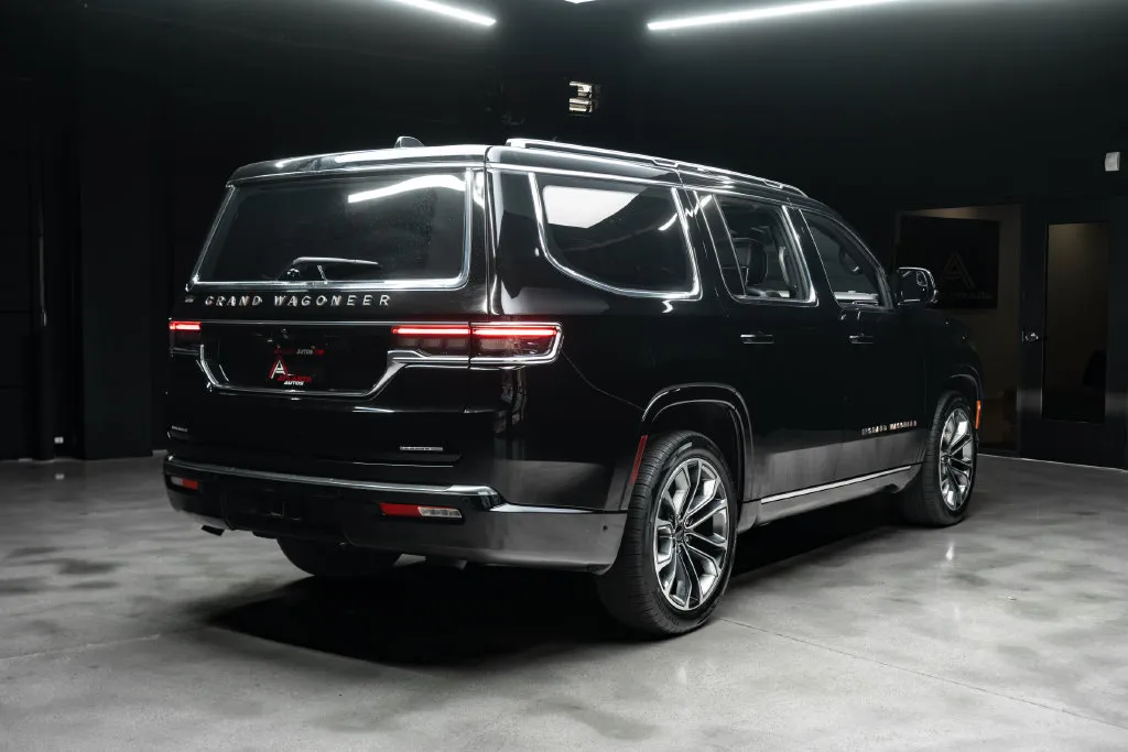 Jeep Grand Wagoneer photo 10