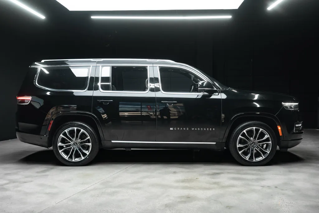 Jeep Grand Wagoneer photo 8