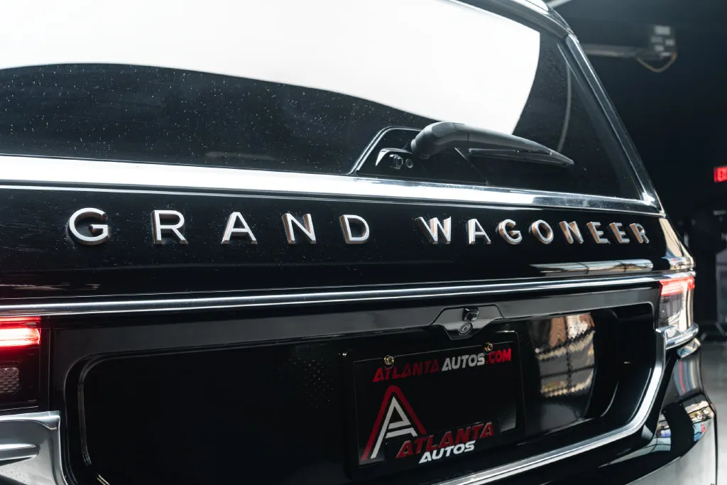 Jeep Grand Wagoneer photo 12