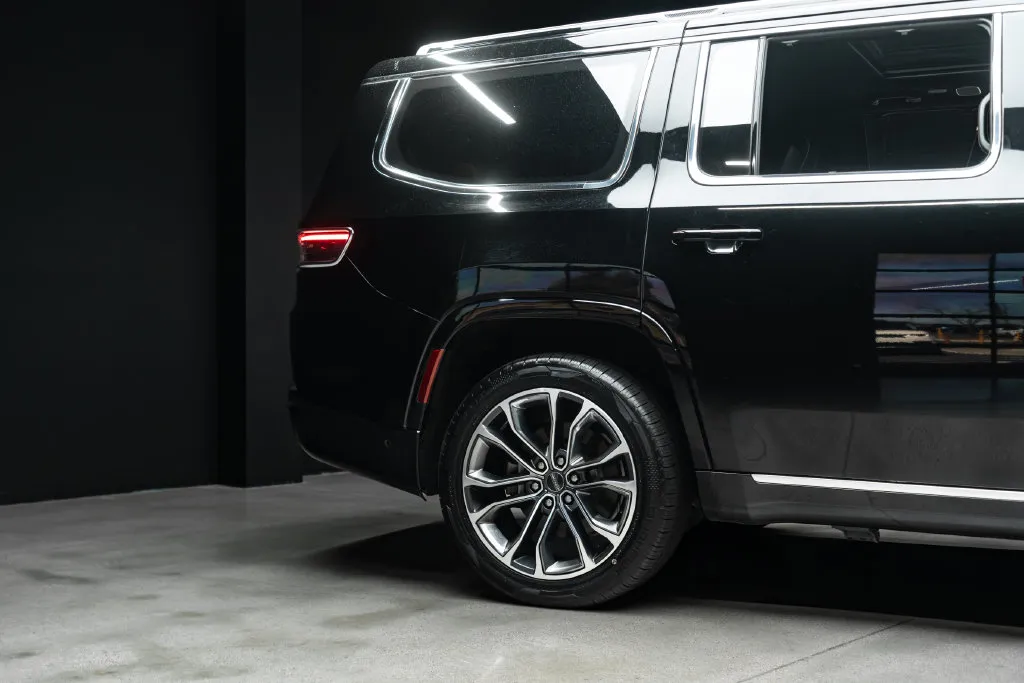 Jeep Grand Wagoneer photo 9
