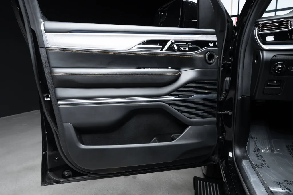 Jeep Grand Wagoneer photo 18