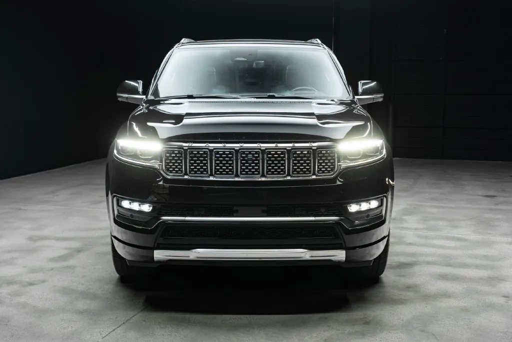 Jeep Grand Wagoneer photo 4