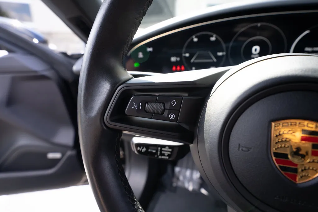 Porsche Taycan photo 24