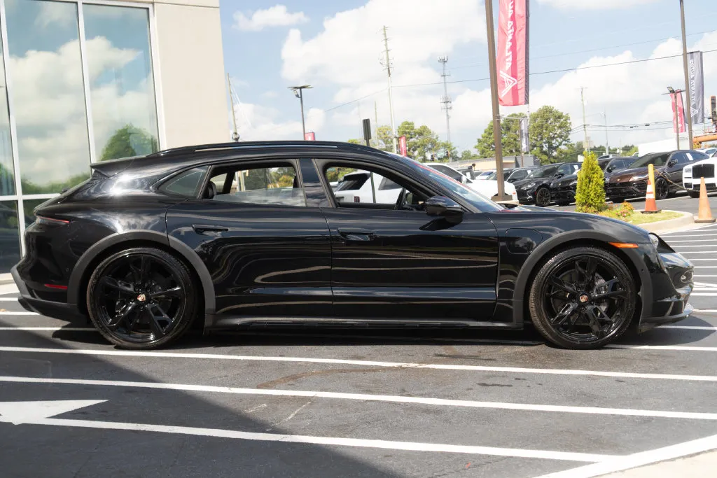 Porsche Taycan photo 9