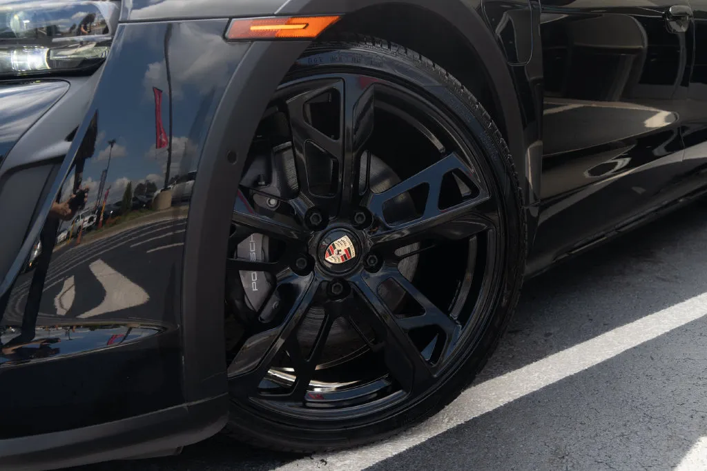 Porsche Taycan photo 2