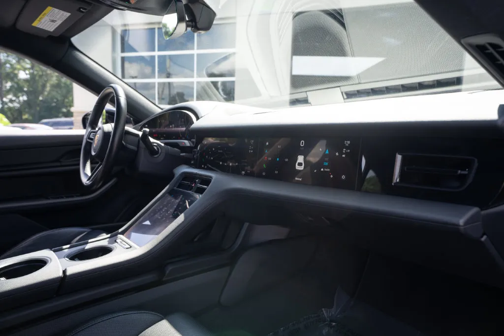 Porsche Taycan photo 33